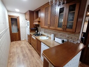 雪櫃、微波爐、焗爐、爐具