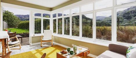 Casa de campo, varias camas | Área de sala de estar | Televisión de 30 pulgadas con canales digitales y chimenea