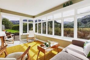 Casa de campo, várias camas | Área de estar | TV 30 polegadas com canais digitais, lareira
