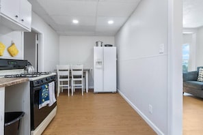Refrigerador, parrilla de estufa, cafetera y tetera y tostadora