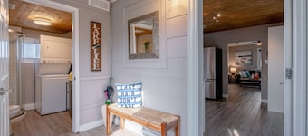 Erie Shores Lakehouse! · Sunsets & Hot Tub