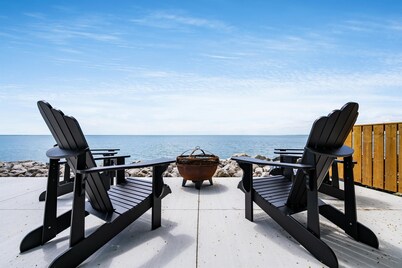 Erie Shores Lakehouse! · Sunsets & Hot Tub