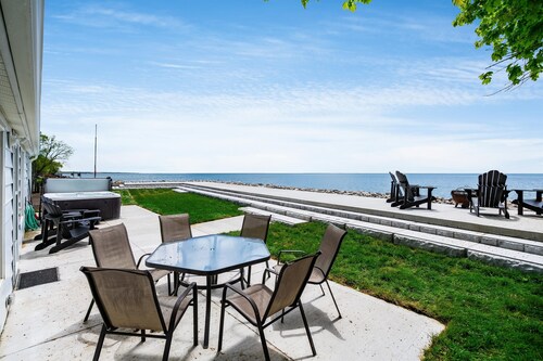 Erie Shores Lakehouse! · Sunsets & Hot Tub