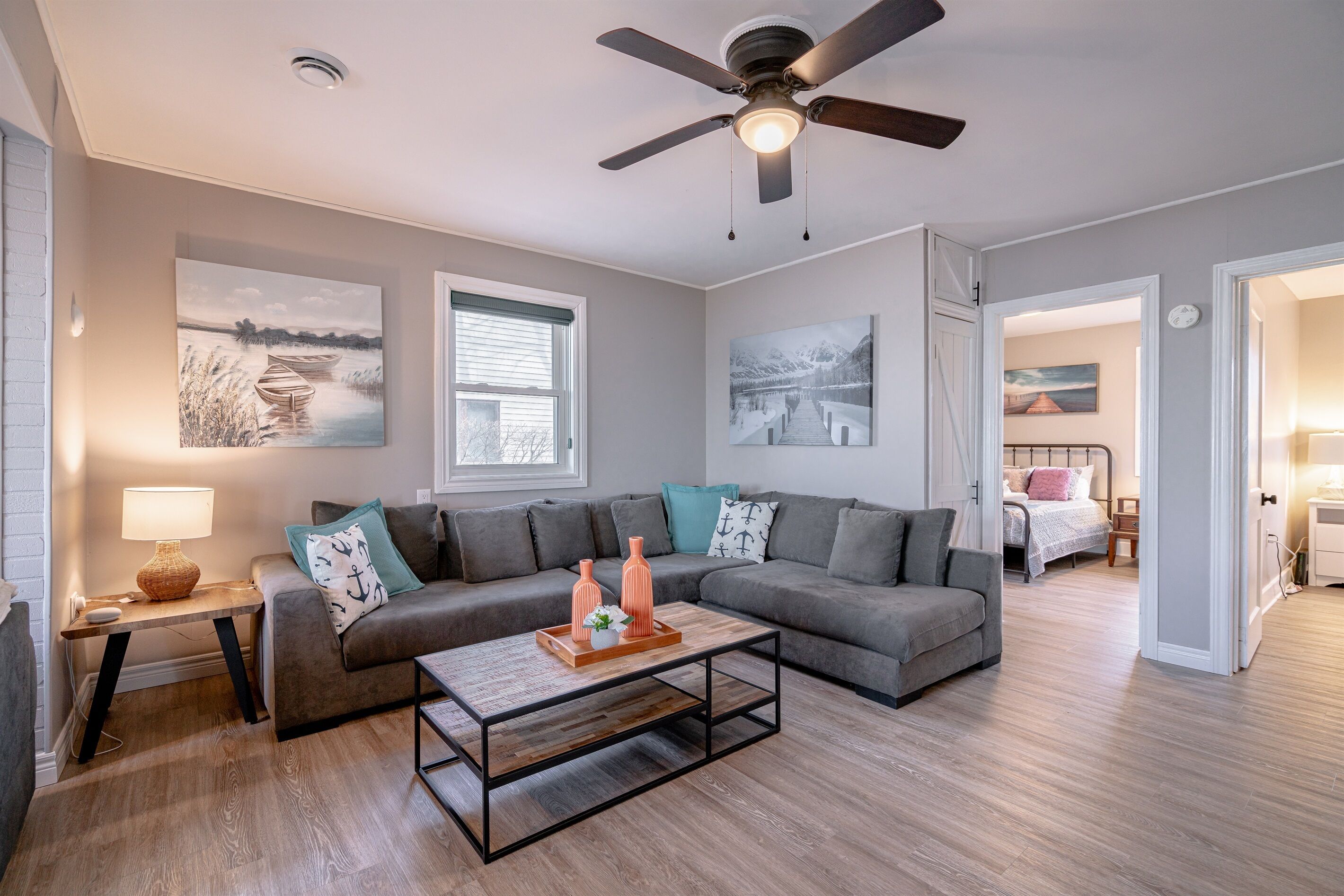 Una Smart TV, una chimenea, libros