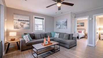 Una Smart TV, una chimenea, libros