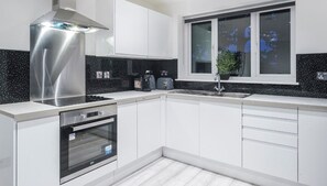 Fridge, microwave, coffee/tea maker, cookware/dishes/utensils - Modern-City Centre-Families/Contractors (Southend-on-Sea)