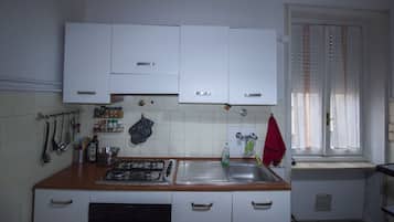 KĂŒhlschrank, Mikrowelle, Ofen, Herdplatte