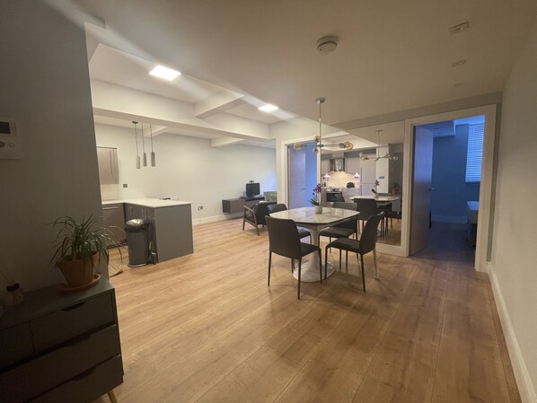 Dining - Central location 2 bedrooms/5 minutes walking to Tower Bridge/Shad Thames (London)