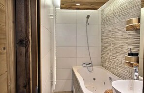Dusche, Whirlpool, Haartrockner, HandtĂŒcher