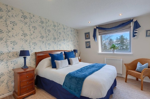 Tasteful top Floor Apartment Next to Gleneagles