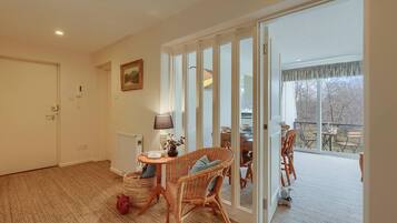 Apartment, Multiple Beds | Living room | 30-inch TV with cable channels