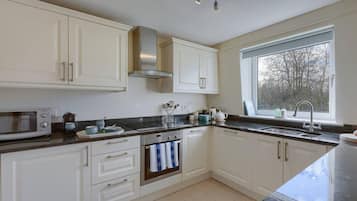 Apartment, Multiple Beds | Private kitchen