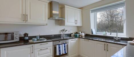 Apartamento, várias camas | Cozinha privada | Geladeira, micro-ondas, fogão, cooktop