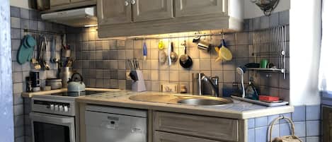 Réfrigérateur, four à micro-ondes, un four, surface de cuisson