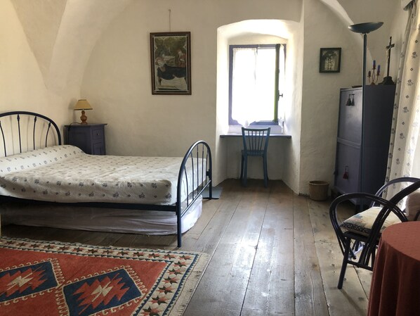 3 chambres, bureau, fer et planche à repasser, lit parapluie