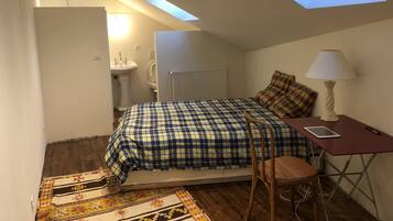 3 dormitorios, escritorio, tabla de planchar con plancha y cuna de viaje