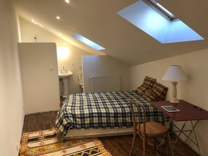 3 bedrooms, desk, iron/ironing board, travel crib