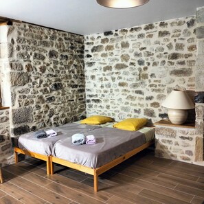 Iron/ironing board, Internet, bed sheets