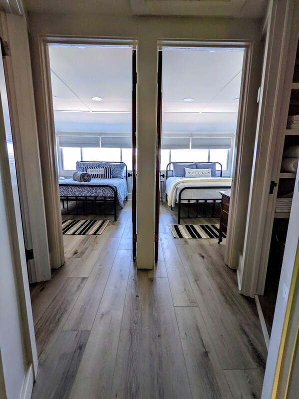 Habitación de hotel con dos camas, una ventana y vista a la ciudad.