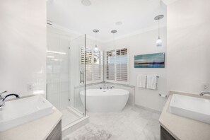 Baignoire, articles de toilette (gratuits), séchoir à cheveux