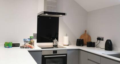 Modern 3-bed Apartment in Magherafelt Sleeps 8