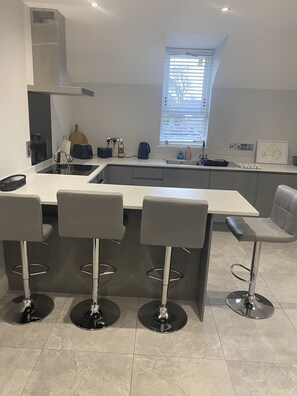Appartement | Privékeuken | Een koelkast, een microgolfoven, een oven, een kookplaat