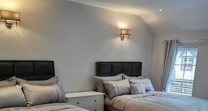 Modern 3-bed Apartment in Magherafelt Sleeps 8