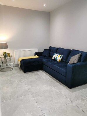 公寓 | 客厅 | 30-英寸电视（配备有线频道）