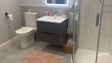 Apartment | Bathroom | Shower, towels