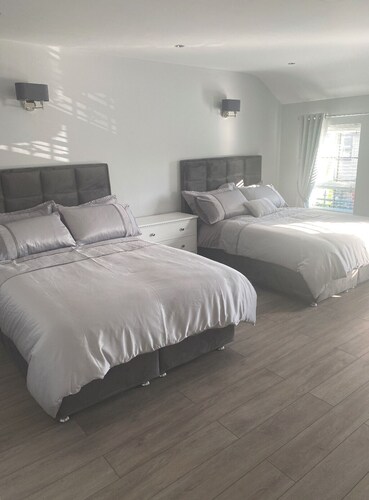 Modern 3-bed Apartment in Magherafelt Sleeps 8