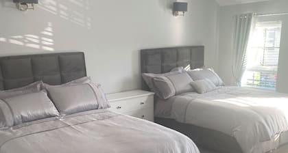 Modern 3-bed Apartment in Magherafelt Sleeps 8