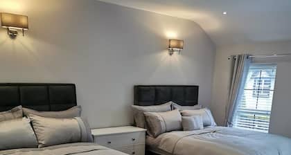 Modern 3-bed Apartment in Magherafelt Sleeps 8