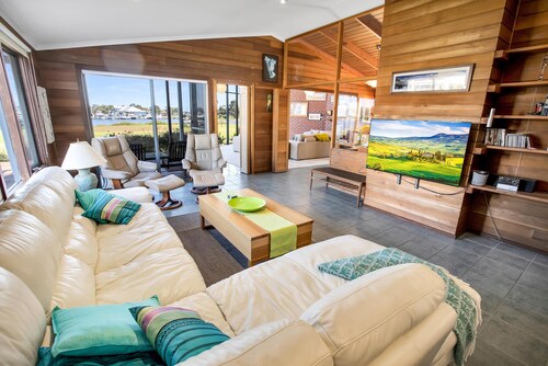 Dun Ri - Premium water views in Paynesville looking across McMillans Strait