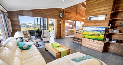 Dun Ri: Premium water views in Paynesville looking across McMillans Strait