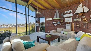 Tv, eldstad, dvd-spelare och böcker