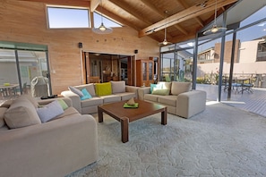 Fernseher, Kamin, DVD-Player, Bücher