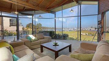 Tv, eldstad, dvd-spelare och böcker