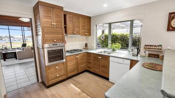 Kylskåp, mikrovågsugn, ugn och spishäll