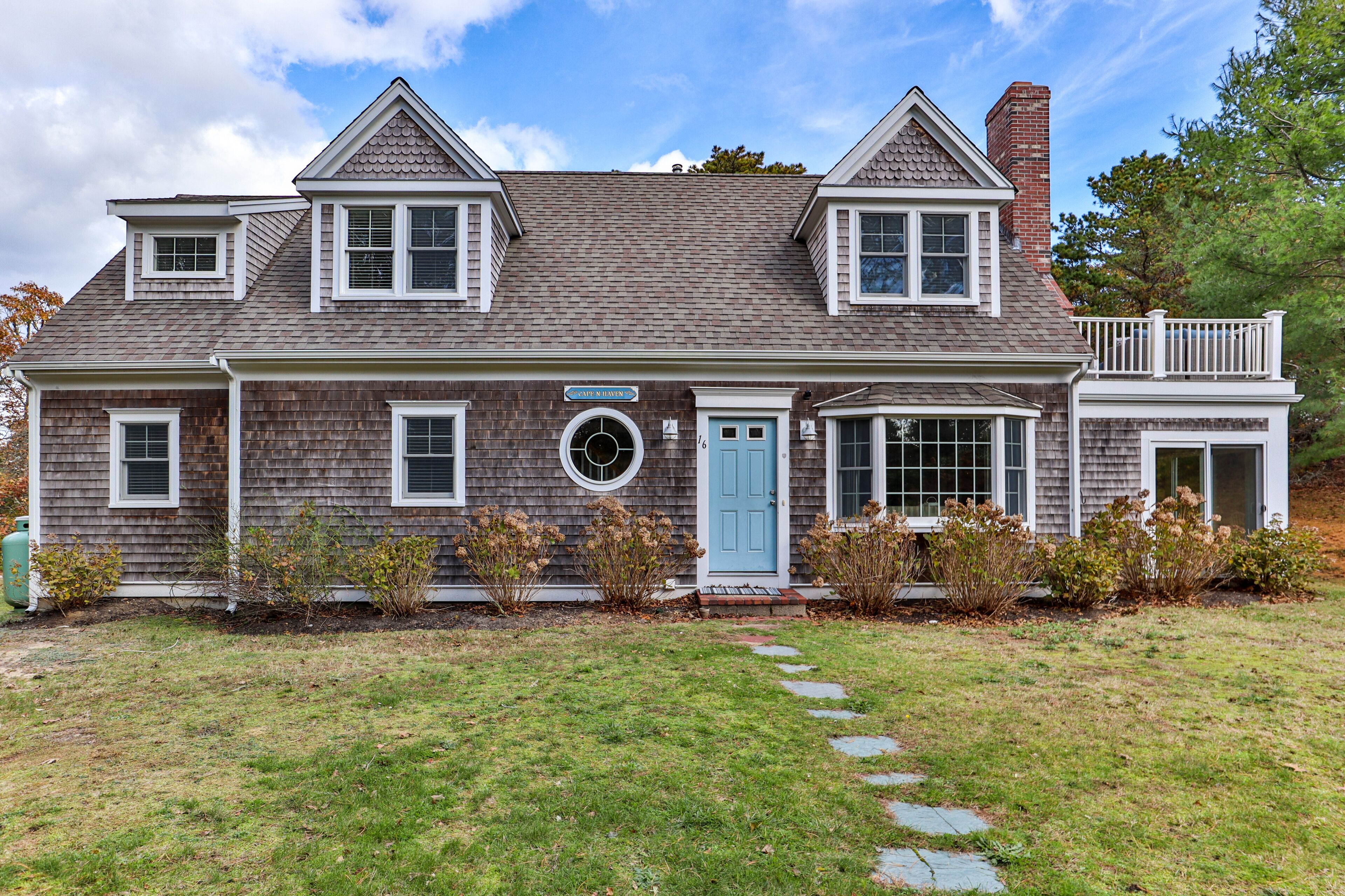 Beautiful and Spacious,  Sleeps 10 and a Quick Walk to Chatham's popular Harding's Beach!