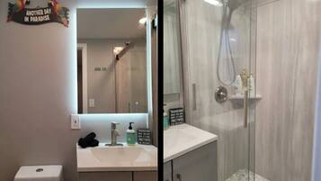 Een douche, een haardroger, handdoeken, zeep