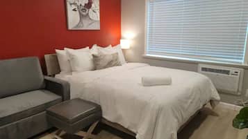 Een strijkplank/strijkijzer, reisbedje, gratis wifi, beddengoed