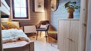 4 室のベッドルーム、デスク、WiFi (無料)