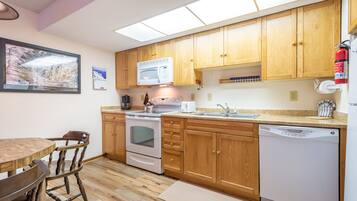 Een koelkast, een magnetron, een oven, een kookplaat