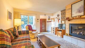 Een televisie en een open haard