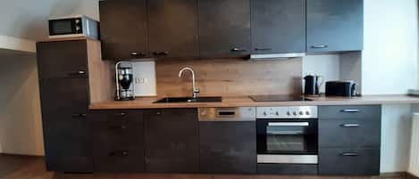 Fridge, oven, stovetop, dishwasher