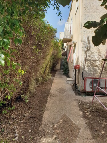 Sleeps 8-Cozy and Spacious Ground Floor, 2 apts connected. 4 bedrooms, 3 baths