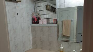 Suihkun ja ammeen yhdistelmä, hiustenkuivaaja, bidee, saippua