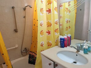 Tina con regadera, secadora de cabello, bidet, jabón