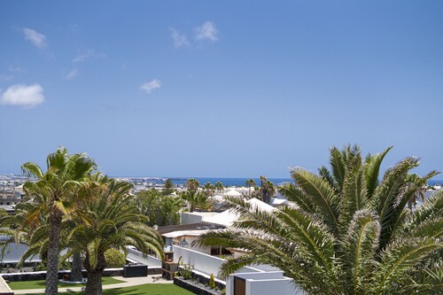 Private pool and hot tub, mountain and sea views, pool table, children’s park.