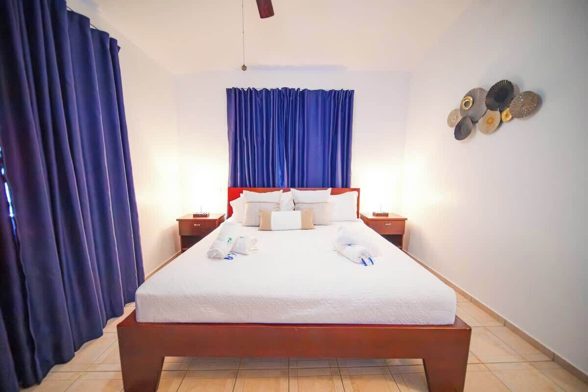 7 habitaciones, tabla de planchar con plancha, wifi y ropa de cama 